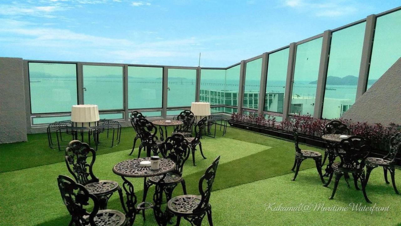 Maritime Luxury Suites George Town Exterior foto